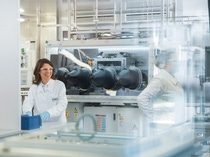 BASF forscht weltweit an innovativen Kathodenmaterialien, die die Elektromobilität weiter voranbringen. Innovationen der BASF für hochleistungsfähige Lithium-Ionen-Batterien helfen, bis zum Jahr 2025 die reale Reichweite eines Mittelklassewagens von 300 auf 600 km zu verdoppeln und die Ladezeit von Elektroautos deutlich zu reduzieren. Neben Kathodenmaterialien für Lithium-Ionen-Batterien arbeitet BASF in ihrem Forschungs- und Entwicklungszentrum in Ludwigshafen, Deutschland, an Komponenten für Batterien der nächsten Generation, beispielsweise an Festkörperbatterien. Im Bild Chemielaborantinnen Tatjana Koch (links) und Lisa Richter (rechts).