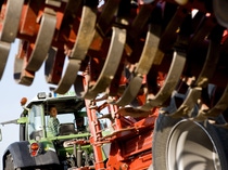 Dirk Wendel, Betriebsleiter Gutsbetrieb Rehhütte, kontrolliert die am Traktor angehängte Sämaschine vor der Aussaat. Der ca. 480 ha große BASF Gutsbetrieb wird als realer landwirtschaftlicher Betrieb bewirtschaftet. Die dabei gewonnenen Erfahrungen werden in vielfältiger Weise genutzt, um Landwirten nachhaltige Lösungen anbieten zu können.