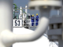 Chemikantin Nina Häublein und Sicherheitsmeister Hartmut Monnheimer begehen einen Kugeltank. Im zentralen Tanklager der BASF in Ludwigshafen sorgen 68 Tankbehälter für ein sicheres und effizientes Lagern flüssiger Produktionsstoffe wie zum Beispiel Methanol und Naphtha. Insgesamt werden dort 212.000 m³ Flüssigkeiten und fast 40.000 m³ unter Druck verflüssigte Gase gespeichert.
