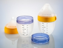 Der umspritzte Ring im Silikonkörper der neuen Babyflasche von Comotomo besteht aus dem BASF-Polyphenylsulfon Ultrason® P 2010, eingefärbt mit einem spezifischen Blau aus dem Colorant Chromatics™-Sortiment von Avient.
Foto: BASF