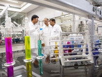 Dr. Vijay Swaminathan (rechts), Organic Synthetic Lab, BASF Indien, diskutiert mit seinen Kollegen Manoojkumar Poonoth (Mitte) und Nitin Gupte (links), beide Chemiker, aktuelle Forschungsprojekte. Die Forscher arbeiten an agricultural solutions, Lösungen für die Energie- und Lederindustrie, Spezialchemikalien und synthetisieren Zwischenprodukte für industrielle Anwendungen.