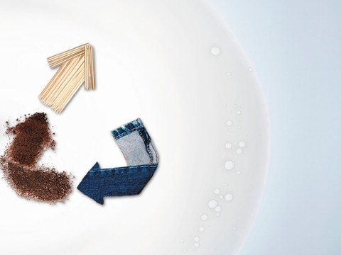 一堆咖啡渣绘出了一把电吉他的轮廓 