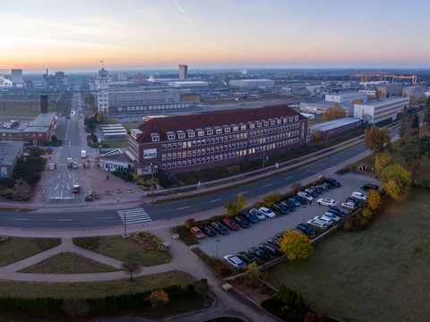 Drohnenaufnahme Haupttor BASF in Schwarzheide