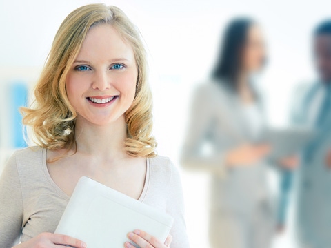 Eine junge Frau lächelt in die Kamera.