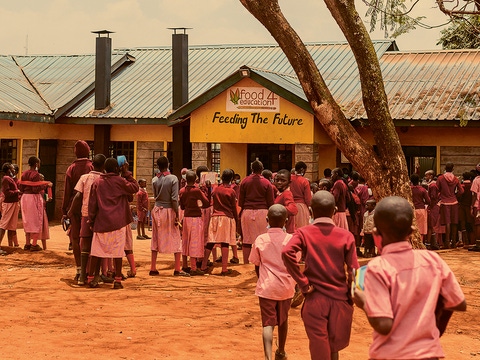 Die Schüler stehen an, um sich ihr Mittagessen aus der Food4Education-Küche abzuholen. Die Schüler stehen an, um sich ihr Mittagessen aus der Food4Education-Küche abzuholen.