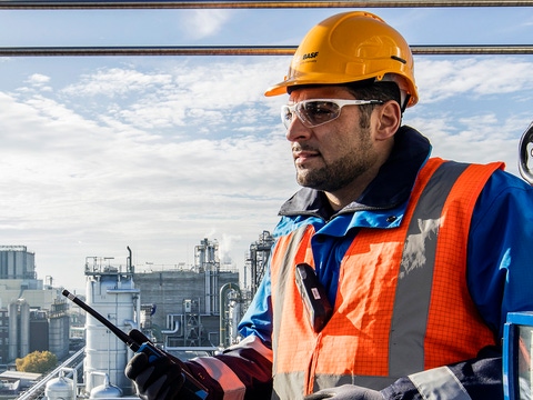 Die Toluoldiisocyanat (TDI)-Anlage am Standort Ludwigshafen hat eine Kapazität von 300.000 Tonnen und besteht aus Anlageeinheiten zum Herstellen von DNT (Dinitrotoluol), TDA (Toluylendiamin) und TDI (Toluoldiisocyanat).
TDI wird für die Produktion von Polyurethan, einem Spezialkunststoff, verwendet. Er findet zum großen Teil in der Möbelindustrie (elastische Schäume für Matratzen, Polsterung oder Holzbeschichtungen), sowie in der Automobilindustrie (Sitzpolster) Einsatz.
Pompilio Vergari, Schichtführer, bei einem Sicherheitsrundgang durch die TDI-Anlage.
Abdruck honorarfrei. Copyright by BASF.
The toluene diisocyanate (TDI) plant at Ludwigshafen site has an annual capacity of 300,000 metric tons and comprises plant components that produce DNT (dinitrotoluene), TDA (toluylendiamine) and TDI (toluene diisocyanate).
TDI is a core component for polyurethanes, a special synthetic. It is often used in the furniture industry (elastic foams for mattresses, cushions or wood coating) and the automotive industry (seat cushions).
Pompilio Vergari, shift supervisor, conducts a safety walkthrough in the TDI plant.
Print free of charge. Copyright by BASF. Die Toluoldiisocyanat (TDI)-Anlage am Standort Ludwigshafen hat eine Kapazität von 300.000 Tonnen und besteht aus Anlageeinheiten zum Herstellen von DNT (Dinitrotoluol), TDA (Toluylendiamin) und TDI (Toluoldiisocyanat).
TDI wird für die Produktion von Polyurethan, einem Spezialkunststoff, verwendet. Er findet zum großen Teil in der Möbelindustrie (elastische Schäume für Matratzen, Polsterung oder Holzbeschichtungen), sowie in der Automobilindustrie (Sitzpolster) Einsatz.
Pompilio Vergari, Schichtführer, bei einem Sicherheitsrundgang durch die TDI-Anlage.
Abdruck honorarfrei. Copyright by BASF.
The toluene diisocyanate (TDI) plant at Ludwigshafen site has an annual capacity of 300,000 metric tons and comprises plant components that produce DNT (dinitrotoluene), TDA (toluylendiamine) and TDI (toluene diisocyanate).
TDI is a core component for polyurethanes, a special synthetic. It is often used in the furniture industry (elastic foams for mattresses, cushions or wood coating) and the automotive industry (seat cushions).
Pompilio Vergari, shift supervisor, conducts a safety walkthrough in the TDI plant.
Print free of charge. Copyright by BASF.