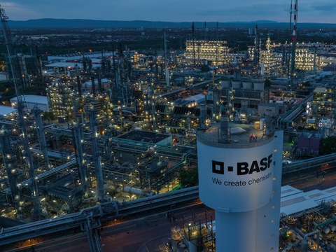 Urea (CH4N2O) is an organic compound of carbon dioxide (CO2) and ammonia (NH3). In 1968, the urea plant as it is known today was built. Urea is a versatile raw material and important monomer in the chemical industry. It is needed in large quantities worldwide, for example for the production of nitrogen fertilizer, for the exhaust gas purifier AdBlue®, for resins, adhesives and much more. The 61-meter Prill tower, which is clearly visible from afar, is part of the urea plant built at the Ludwigshafen site in 1968. In it, crystalline urea is converted into spherical granules. Urea (CH4N2O) is an organic compound of carbon dioxide (CO2) and ammonia (NH3). In 1968, the urea plant as it is known today was built. Urea is a versatile raw material and important monomer in the chemical industry. It is needed in large quantities worldwide, for example for the production of nitrogen fertilizer, for the exhaust gas purifier AdBlue®, for resins, adhesives and much more. The 61-meter Prill tower, which is clearly visible from afar, is part of the urea plant built at the Ludwigshafen site in 1968. In it, crystalline urea is converted into spherical granules.