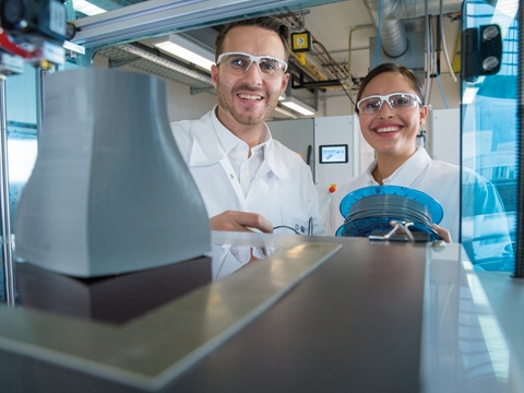 Im Application Technology Center in Heidelberg testet BASF neue Pulver, Harze, Filamente und Granulate für 3D-Druckverfahren und entwickelt Lösungen für die industrielle Additive Fertigung. Alexander Gengel, Anwendungstechniker 3D-Druck und Fernanda Kraft, Anwendungstechnikerin 3D-Druck, bei der Sichtprüfung eines gedruckten Funktionsmusters eines Werkzeugeinsatzes. Im Application Technology Center in Heidelberg testet BASF neue Pulver, Harze, Filamente und Granulate für 3D-Druckverfahren und entwickelt Lösungen für die industrielle Additive Fertigung. Alexander Gengel, Anwendungstechniker 3D-Druck und Fernanda Kraft, Anwendungstechnikerin 3D-Druck, bei der Sichtprüfung eines gedruckten Funktionsmusters eines Werkzeugeinsatzes.