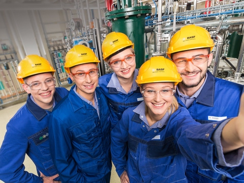 Fünf BASF-Mitarbeitende in Schutzkleidung und gelben Helmen. Fünf BASF-Mitarbeitende in Schutzkleidung und gelben Helmen.