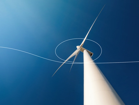 Ansicht vom Boden aus auf ein hohes Windrad vor einem klaren blauen Himmel – wissenschaftliche Gleichungen und Linien und Kreise, die die Bewegung hervorheben, werden auf dem Bild überlagert. 