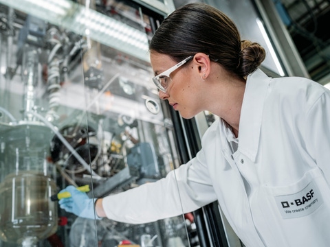 Immer mehr Elektroautos werden jedes Jahr weltweit zugelassen. Gleichzeitig sind die Rohstoffe für ihre Batterien begrenzt und deren Gewinnung ist mit negativen Umweltauswirkungen verbunden. BASF-Forscher am Standort Ludwigshafen arbeiten daher an einem neuen chemischen Verfahren, damit das in der Batterie enthaltene Lithium in hochreiner Form zurückgewonnen werden kann. Dabei werden zudem Abfälle vermieden und der CO2-Fußabdruck gegenüber bisherigen Recyclingverfahren gesenkt. Laborantin Theresa Simon prüft die Kristallisation der Lithiumsalze in einem Laborreaktor. Immer mehr Elektroautos werden jedes Jahr weltweit zugelassen. Gleichzeitig sind die Rohstoffe für ihre Batterien begrenzt und deren Gewinnung ist mit negativen Umweltauswirkungen verbunden. BASF-Forscher am Standort Ludwigshafen arbeiten daher an einem neuen chemischen Verfahren, damit das in der Batterie enthaltene Lithium in hochreiner Form zurückgewonnen werden kann. Dabei werden zudem Abfälle vermieden und der CO2-Fußabdruck gegenüber bisherigen Recyclingverfahren gesenkt. Laborantin Theresa Simon prüft die Kristallisation der Lithiumsalze in einem Laborreaktor.