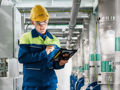 Plant tour through the new electrolysis plant. Photo: BASF SE Plant tour through the new electrolysis plant. Photo: BASF SE