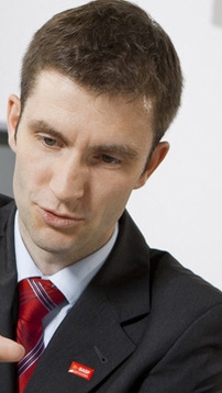 Die Entwicklungsingenieure Rie Kaneko und Torsten Hensel besprechen anhand eines Querschnittmodells den Aufbau des Leichtbau-Komfortsitzes. Mit Hilfe der eingesetzten E-Textile-Technologie kann die Sitzheizung direkt in Textilen und somit nahe am KÃ¶rper angebracht werden. ElastoflexÂ®-Weichschaumstoffe in den SitzflÃ¤chen sparen bis zu 20 Prozent Gewicht und bieten gleichzeitig ergonomische Vorteile durch verschiedene HÃ¤rtezonen.Abdruck honorarfrei. Copyright by BASF.Development engineers Rie Kaneko and Torsten Hensel discuss the structure of the lightweight comfort seat using a cross-section model. By means of the e-textile technology used, the seat heating can be directly embedded in the textile and is thus close to the body. ElastoflexÂ® flexible foams in the sitting areas save up to 20 percent weight and at the same time provide ergonomic advantages by means of various hardness zones.Print free of charge. Copyright by BASF.