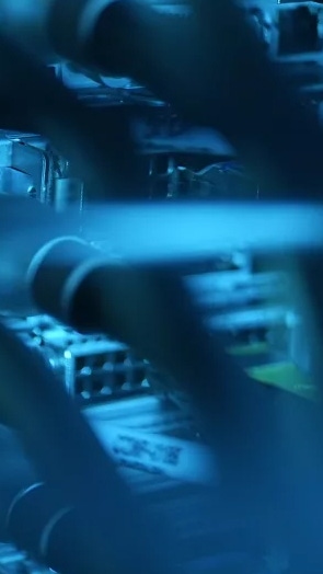 Vorgänger Quriosity und ist der weltweit größte Supercomputer, der in der industriellen chemischen Forschung eingesetzt wird. Mit einer Rechenleistung von 3 Petaflops (1 Petaflops entspricht einer Billiarde Rechenoperationen pro Sekunde) ermöglicht er deutlich komplexere Modellierungen, virtuelle Experimente und Simulationen. Das Bild zeigt die Rückansicht des zentralen Netzwerkschranks des neuen Supercomputers der BASF.
