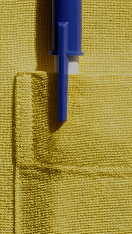 Stift in Brusttasche, gelbes Hemd Stift in Brusttasche, gelbes Hemd