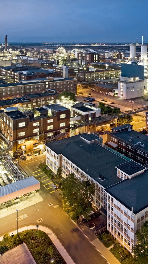 Srdce spoločnosti BASF leží v meste Ludwigshafen. S viac ako 160 chemickými výrobnými závodmi, niekoľko sto laboratóriami, technickými centrami predstavuje najväčší priemyselný komplex v Európe. Copyright BASF.

The heart of the BASF Group is BASF SE headquartered in Ludwigshafen, Germany. With its over 160 chemical production plants, several hundred laboratories, technical centers, workshops and offices, it is the largest integrated industrial complex in Europe. 
Print free of charge. Copyright by BASF.,Das Herz der BASF-Gruppe ist die BASF SE mit ihrem Stammwerk in Ludwigshafen am Rhein. Mit über 160 chemischen Produktionsbetrieben, vielen hundert Labors, Technika, Werkstätten und Büros ist es der größte zusammenhängende Industriekomplex Europas.         Abdruck honorarfrei. Copyright by BASF.

The heart of the BASF Group is BASF SE headquartered in Ludwigshafen, Germany. With its over 160 chemical production plants, several hundred laboratories, technical centers, workshops and offices, it is the largest integrated industrial complex in Europe. 
Print free of charge. Copyright by BASF.