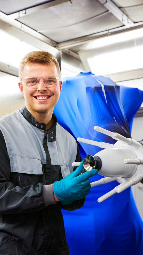 Azubi Labor und Applikation in Arbeitskleidung