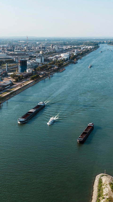 Das Herz der BASF-Gruppe ist die BASF SE mit ihrem Stammwerk in Ludwigshafen am Rhein. Mit etwa 250 Produktionsbetrieben, vielen hundert Laboren, Technika, Werkstätten und Büros auf einer Fläche von rund zehn Quadratkilometern, ist es der größte zusammenhängende Chemiekomplex der Welt.
Das Stammwerk der BASF ist auch die Wiege des Verbundkonzepts: Produktionsanlagen, Energieflüsse und Logistik werden intelligent miteinander vernetzt, um Ressourcen so effizient wie möglich zu nutzen.
Abdruck honorarfrei. Copyright by BASF.

BASF SE with its main site in Ludwigshafen is the heart of the BASF Group. With around 250 productions facilities, hundreds of laboratories, technical centers, factories and offices in an area of approximately ten square kilometers, the site is the largest integrated chemical complex in the world.
As the headquarters of BASF it is also the cradle of the Verbund concept, where production facilities, energy flows and logistics are linked together intelligently in order to utilize resources as efficiently as possible.
Print free of charge. Copyright by BASF.