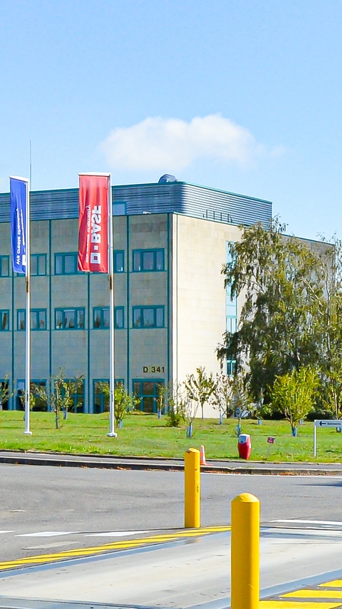 Drapeaux BASF présents sur le site de la Division Coatings à Breuil-le-Sec. Ce site est l'un des plus grands en France avec plus de 400 salariés.