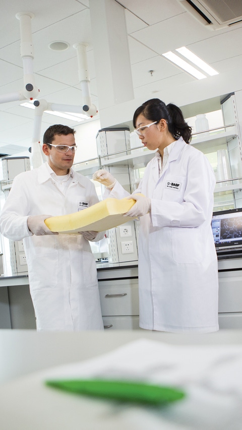 Daniel Freidank (links) und Wei Leng (rechts), beide Laborleiter, prüfen die Qualität von visko-elastischem Polyurethan-Schaum. Die Dichte eines Schaumstoffprodukts hängt von der Art und Anzahl der Treibmittel ab, die Flexibilität oder Härte von der Struktur der verwendeten Polyole und Isocyanaten.
Abdruck honorarfrei. Copyright by BASF.