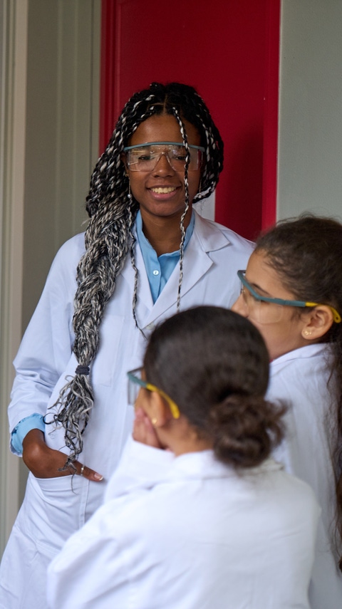 Alysée und BASF Kids' Lab helfen Kindern, die Welt der Wissenschaft zu entdecken. Alysée und BASF Kids' Lab helfen Kindern, die Welt der Wissenschaft zu entdecken.
