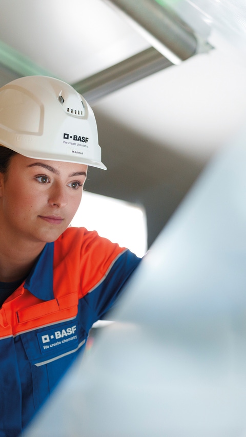 Mientras el rollo con la película funcional NovaFlex SharkSkin pasa por la máquina, se comprueba la estructura fina de la superficie.