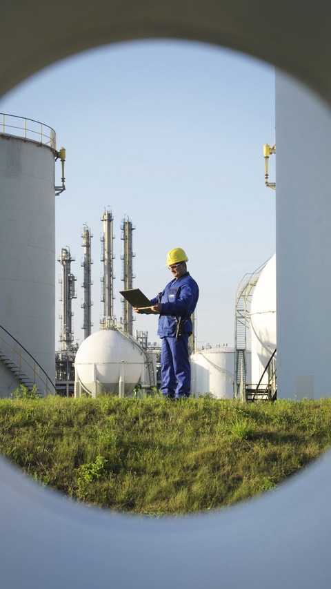 Im Werksteil Friesenheimer Insel des BASF-Verbundstandorts Ludwigshafen stehen 50 Tanks, die die Produktionsanlagen mit Einsatzstoffen versorgen. Auf seinem Kontrollgang im Tanklager hat der BASF-Mitarbeiter Dehset Karinca eine festgelegte Route.

The Friesenheim Island section of BASF’s Verbund site in Ludwigshafen is home to 50 tanks that supply the production facilities with feedstocks. BASF employee Dehset Karinca follows a set route as he carries out an inspection of the tank storage facility.