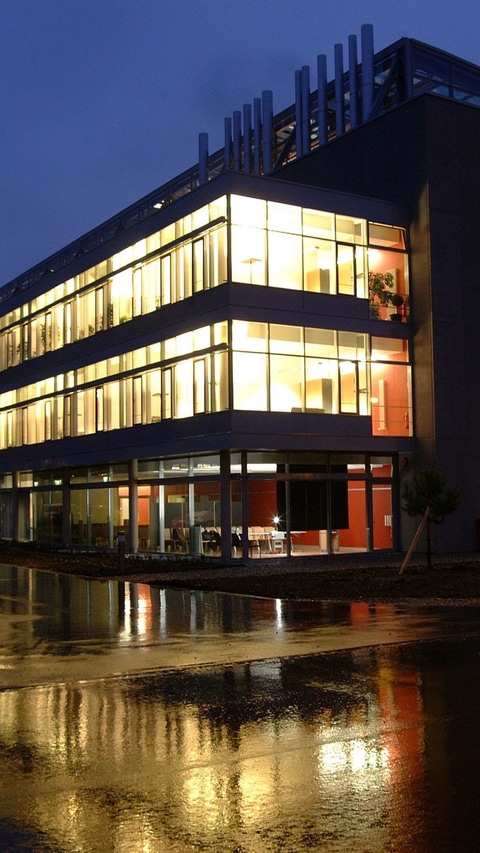 Anfang 2007 wurde das Bauchemie Kompetenzzentrum Trostberg zur weltweiten Forschungsplattform „Polymers for Inorganics“ ausgebaut. Über 100 Experten entwickeln hier neue Technologien in den Bereichen Dispersionen, polymerische Systeme und Polymerphysik. Rund 100 Neuentwicklungen pro Jahr verstärken zum Beispiel das Produktportfolio des BASF-Unternehmensbereichs Bauchemie.            Abdruck honorarfrei. Copyright by BASF.

At the beginning of 2007, the Trostberg Competence Center for Construction Chemicals was extended to become the worldwide research platform “Polymers for Inorganics.” Here, more than 100 experts develop new technologies in the fields of dispersions, polymer systems and polymer physics.                 Print free of charge. Copyright by BASF.
