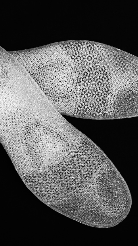 Elastollan®, das thermoplastische Polyurethan (TPU) der BASF, kommt durch den Fertiger duro3D als Filament bei der Herstellung individueller Schuheinlagen mittels 3D-Druckverfahren zum Einsatz. Das Material zeichnet sich in der Sohlenanwendung vor allem durch seine ausgezeichnete Schwingungsdämpfung und Rückstellfähigkeit aus. Unter starker Beanspruchung z.B. bei Verwendung in Sportschuhen ist es die Abriebfestigkeit, die die Sohle langlebig und angenehm zu tragen macht. Auch bei schwankenden Temperaturen behält die Einlage ihre gewünschten Eigenschaften.