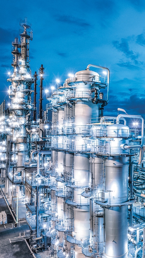 Die neue Acetylen-Anlage  am Verbundstandort Ludwigshafen kann jährlich 90.000 Tonnen der vielseitigen Chemikalie produzieren. Etwa 20 Betriebe am Standort Ludwigshafen nutzen Acetylen als vielseitig einsetzbaren chemischen Baustein und Ausgangsstoff für viele Produkte des täglichen Lebens. Die Einbindung der Anlage in das Verbundkonzept der BASF bietet die Vorteile einer effizienten Ressourcennutzung, exzellenter Produktionssynergien und kurzer Lieferwege.
The new acetylene plant at the Ludwigshafen Verbund site has an annual capacity of 90,000 metric tons. Around 20 plants at the Ludwigshafen site use acetylene as a chemical building block and starting material for manufacturing many everyday products, including pharmaceuticals, plastics, solvents, electronic chemicals and highly elastic textile fibers. The integration of the plant into BASF's Verbund system offers advantages such as efficient use of resources, excellent production synergies and short supply routes. 
 Die neue Acetylen-Anlage  am Verbundstandort Ludwigshafen kann jährlich 90.000 Tonnen der vielseitigen Chemikalie produzieren. Etwa 20 Betriebe am Standort Ludwigshafen nutzen Acetylen als vielseitig einsetzbaren chemischen Baustein und Ausgangsstoff für viele Produkte des täglichen Lebens. Die Einbindung der Anlage in das Verbundkonzept der BASF bietet die Vorteile einer effizienten Ressourcennutzung, exzellenter Produktionssynergien und kurzer Lieferwege.
The new acetylene plant at the Ludwigshafen Verbund site has an annual capacity of 90,000 metric tons. Around 20 plants at the Ludwigshafen site use acetylene as a chemical building block and starting material for manufacturing many everyday products, including pharmaceuticals, plastics, solvents, electronic chemicals and highly elastic textile fibers. The integration of the plant into BASF's Verbund system offers advantages such as efficient use of resources, excellent production synergies and short supply routes.