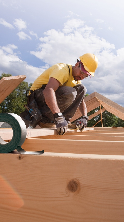 6105-05396035
© Masterfile Royalty-Free
Model Release: Yes
Property Release: Yes
Carpenter marking spacing of rafters with a pencil
