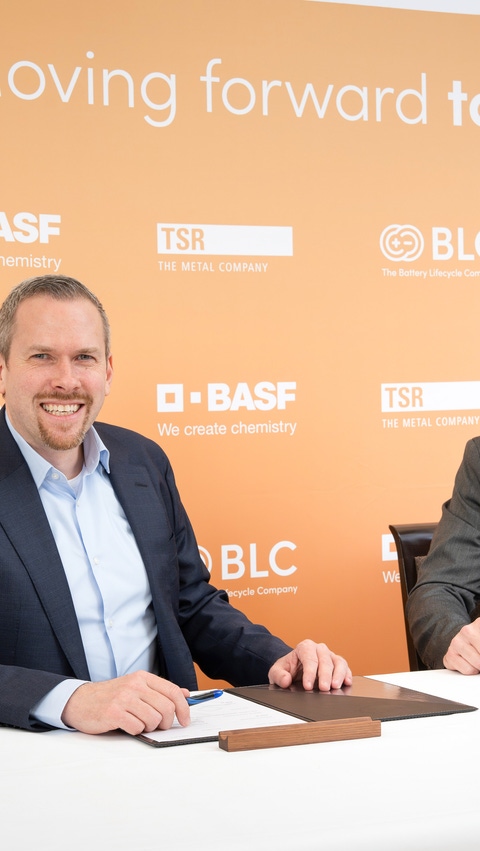 A strong partnership: Daniel Schönfelder, President of BASF’s Battery Materials division, and Marc Affüpper, Managing Director of the TSR Group, sign an agreement to collaborate on the recycling of electric vehicle batteries in Europe.
Photo: BASF