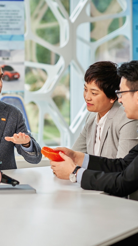 We want our customers to experience a new BASF – for example, in our Creation Centers. At these spaces full of inspiration and the latest technology, customers can discover BASF’s high-performance plastics, explore potential applications and work hand-in-hand with BASF experts to create new products. This accelerates the process of transforming conceptual ideas to creative solutions. The photo shows our Creation Center in Shanghai, China, which we opened in August 2019. It is one of four of its kind worldwide.
