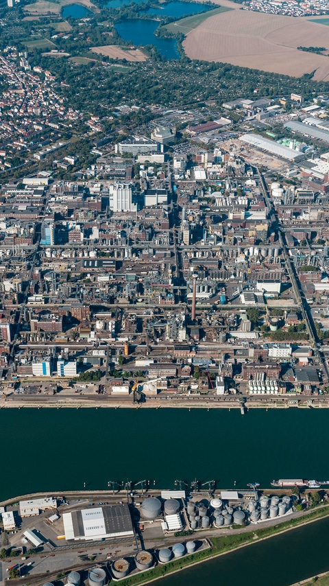 Das Herz der BASF-Gruppe ist die BASF SE mit ihrem Stammwerk in Ludwigshafen am Rhein. Mit etwa 250 Produktionsbetrieben, vielen hundert Laboren, Technika, WerkstÃ¤tten und BÃ¼ros auf einer FlÃ¤che von rund zehn Quadratkilometern, ist es der grÃ¶Ã te zusammenhÃ¤ngende Chemiekomplex der Welt.Das Stammwerk der BASF ist auch die Wiege des Verbundkonzepts: Produktionsanlagen, EnergieflÃ¼sse und Logistik werden intelligent miteinander vernetzt, um Ressourcen so effizient wie mÃ¶glich zu nutzen.Abdruck honorarfrei. Copyright by BASF.Das Herz der BASF-Gruppe ist die BASF SE mit ihrem Stammwerk in Ludwigshafen am Rhein. Mit etwa 250 Produktionsbetrieben, vielen hundert Laboren, Technika, Werkstätten und Büros auf einer Fläche von rund zehn Quadratkilometern, ist es der größte zusammenhängende Chemiekomplex der Welt.Das Stammwerk der BASF ist auch die Wiege des Verbundkonzepts: Produktionsanlagen, Energieflüsse und Logistik werden intelligent miteinander vernetzt, um Ressourcen so effizient wie möglich zu nutzen.