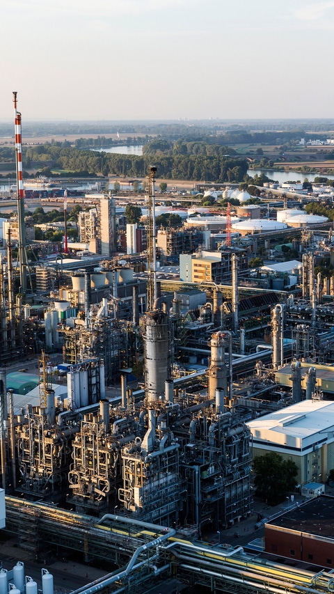 Eine Fläche von rund 64.000 Quadratmetern - das entspricht 13 Fußballfeldern - umfasst der Steamcracker II, die größte einzelne Anlage am Standort Ludwigshafen der BASF. Der Cracker ist auch das „Herzstück" der Verbundproduktion. Seit 1981 ist dieser Gigant in Betrieb und spaltet unter Zusatz von Wasserdampf bei etwa 850 Grad Celsius Rohbenzin auf. Dabei entstehen im wesentlichen Ethylen und Propylen, beides unverzichtbare Grundstoffe für die Herstellung vieler Produkte in Ludwigshafen.
Abdruck honorarfrei. Copyright by BASF.

Steam cracker II, the largest individual plant at BASF's Ludwigshafen site, covers a surface area of about 64,000 square meters, which is about the size of 13 soccer fields. The steam cracker is also the heart of BASF's Verbund production strategy. This giant plant has been operating since 1981 and uses steam to crack naphtha at about 850°C [1,562°F]. This process leads primarily to ethylene and propylene, both indispensable feedstocks for manufacturing numerous products in Ludwigshafen.
Print free of charge. Copyright by BASF.