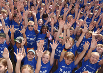 jubelnde Kinder in BASF-T-Shirts  jubelnde Kinder in BASF-T-Shirts