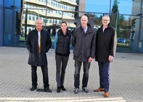 Jan Schneider, erster Vorsitzender der Kinderkrebshilfe, und Mitarbeitende der BASF Coatings bei der Übergabe des Spendenschecks an die Kinderkrebshilfe Jan Schneider, erster Vorsitzender der Kinderkrebshilfe, und Mitarbeitende der BASF Coatings bei der Übergabe des Spendenschecks an die Kinderkrebshilfe