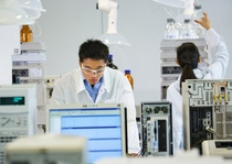 Am Innovation Campus Schanghai arbeiten mehr als 450 F&E-Mitarbeiter zusammen an Rezepturen und Leistungsbeurteilungen, um Herausforderungen für die Kunden vor Ort zu bewältigen und Innovationen für die Zukunft zu schaffen. Das Materialphysik- und Analytik-Team unterstützt die F&E-Aktivitäten vor allem bei Hochleistungsmaterialien und nachhaltigen Lösungen. Am Innovation Campus Schanghai arbeiten mehr als 450 F&E-Mitarbeiter zusammen an Rezepturen und Leistungsbeurteilungen, um Herausforderungen für die Kunden vor Ort zu bewältigen und Innovationen für die Zukunft zu schaffen. Das Materialphysik- und Analytik-Team unterstützt die F&E-Aktivitäten vor allem bei Hochleistungsmaterialien und nachhaltigen Lösungen.