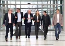 Von links nach rechts: Patrick Schiffers, Senior Manager Global Biomass; Matthias Maase, Director Global Sustainability Care Chemicals; Thilo Zelt, Mitbegründer INOCAS; Yvonne Heischkel, Team Lead Procurement Scouting Renewables; Johannes Zimpel, Geschäftsführer INOCAS; Daniel Roser, Vice President Renewable Carbon
Foto: BASF SE Von links nach rechts: Patrick Schiffers, Senior Manager Global Biomass; Matthias Maase, Director Global Sustainability Care Chemicals; Thilo Zelt, Mitbegründer INOCAS; Yvonne Heischkel, Team Lead Procurement Scouting Renewables; Johannes Zimpel, Geschäftsführer INOCAS; Daniel Roser, Vice President Renewable Carbon
Foto: BASF SE