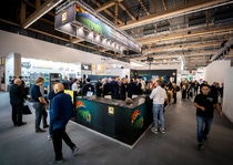 Auf der Automechanika 2024 stellte BASF Coatings eine neue Klarlack- Generation vor, die auf der ChemCycling-Technologie von BASF basiert.