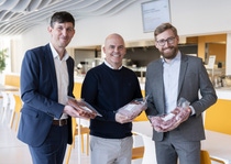 David Jarosch (BASF Gastronomie), Frank Werz (Werz Wurst-Fleisch-Convenience GmbH) und Paul Neumann (BASF SE) präsentieren die nachhaltige Lebensmittelverpackung für die Gemeinschaftsverpflegung.
Foto: BASF SE David Jarosch (BASF Gastronomie), Frank Werz (Werz Wurst-Fleisch-Convenience GmbH) und Paul Neumann (BASF SE) präsentieren die nachhaltige Lebensmittelverpackung für die Gemeinschaftsverpflegung.
Foto: BASF SE