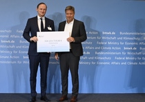 Robert Habeck, Bundesminister für Wirtschaft und Klimaschutz, übergab den Förderbescheid an Uwe Liebelt, Präsident Europäische Verbundstandorte, BASF SE.
Foto: BMWK / Andreas Mertens
 Robert Habeck, Bundesminister für Wirtschaft und Klimaschutz, übergab den Förderbescheid an Uwe Liebelt, Präsident Europäische Verbundstandorte, BASF SE.
Foto: BMWK / Andreas Mertens
