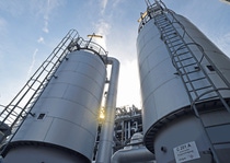 Seit über 100 Jahren ein unverzichtbarer Bestandteil des Produktionsverbundes: die Ammoniakanlagen. BASF betreibt Ammoniakanlagen mit einer Gesamtkapazität von über 1,7 Millionen Tonnen in Ludwigshafen, Antwerpen und gemeinsam mit YARA in Freeport, Texas. Ammoniak ist ein wesentlicher Ausgangsstoff für Polyamide, Isocyanate und Harnstoffharze.Ermöglicht wurde die Ammoniaksynthese erst im 20. Jahrhundert durch das Haber-Bosch-Verfahren. Fritz Haber und Carl Bosch wurden dafür mit dem Nobelpreis für Chemie ausgezeichnet.  Seit über 100 Jahren ein unverzichtbarer Bestandteil des Produktionsverbundes: die Ammoniakanlagen. BASF betreibt Ammoniakanlagen mit einer Gesamtkapazität von über 1,7 Millionen Tonnen in Ludwigshafen, Antwerpen und gemeinsam mit YARA in Freeport, Texas. Ammoniak ist ein wesentlicher Ausgangsstoff für Polyamide, Isocyanate und Harnstoffharze.Ermöglicht wurde die Ammoniaksynthese erst im 20. Jahrhundert durch das Haber-Bosch-Verfahren. Fritz Haber und Carl Bosch wurden dafür mit dem Nobelpreis für Chemie ausgezeichnet.