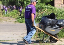 BASF Midwest Hub VP and General Manager Greg Pflum works alongside his team of volunteers to restore Detroit neighborhoods.