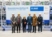(v.l.n.r.) Manuel Mundt, Vizepräsident Finanzen Sustainable Energy Systems bei Siemens Energy, Katja Scharpwinkel, Mitglied des Vorstands der BASF SE und Standortleiterin des Werks Ludwigshafen, Katrin Eder, Ministerin für Klimaschutz, Umwelt und Mobilität von Rheinland-Pfalz, Udo Philipp, Staatssekretär im Bundesministerium für Wirtschaft und Klimaschutz, Stephan Kothrade, Mitglied des Vorstands der BASF SE und Chief Technology Officer und Christoph Schütte, Geschäftsführer Siemens Energy Deutschland.
Foto: BASF SE (v.l.n.r.) Manuel Mundt, Vizepräsident Finanzen Sustainable Energy Systems bei Siemens Energy, Katja Scharpwinkel, Mitglied des Vorstands der BASF SE und Standortleiterin des Werks Ludwigshafen, Katrin Eder, Ministerin für Klimaschutz, Umwelt und Mobilität von Rheinland-Pfalz, Udo Philipp, Staatssekretär im Bundesministerium für Wirtschaft und Klimaschutz, Stephan Kothrade, Mitglied des Vorstands der BASF SE und Chief Technology Officer und Christoph Schütte, Geschäftsführer Siemens Energy Deutschland.
Foto: BASF SE