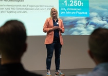 Dr. Rahel Reichmann, Leiterin des Bereichs Sustainability Automotive Refinish Coatings bei BASF, stellt das Eco Impact Assessment Tool vor. 
Foto: BASF Coatings Dr. Rahel Reichmann, Leiterin des Bereichs Sustainability Automotive Refinish Coatings bei BASF, stellt das Eco Impact Assessment Tool vor. 
Foto: BASF Coatings