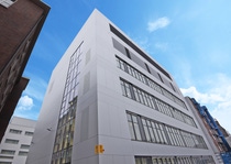 Mit dem neuen Forschungstechnikum für Katalysatorentwicklung und Feststoffverfahrenstechnik in Ludwigshafen wird BASF Chemiekatalysatoren im Pilotmaßstab herstellen und damit seinen Kunden weltweit in Zukunft schneller innovative Technologien anbieten. Zudem werden dort neue Verfahren und Prozesse für die Verarbeitung und Herstellung von Feststoffen entwickelt.
Das Bild zeigt das Forschungstechnikum von außen.
Foto: BASF SE
Mit dem neuen Forschungstechnikum für Katalysatorentwicklung und Feststoffverfahrenstechnik in Ludwigshafen wird BASF Chemiekatalysatoren im Pilotmaßstab herstellen und damit seinen Kunden weltweit in Zukunft schneller innovative Technologien anbieten. Zudem werden dort neue Verfahren und Prozesse für die Verarbeitung und Herstellung von Feststoffen entwickelt.
Das Bild zeigt das Forschungstechnikum von außen.
Foto: BASF SE