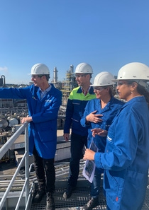 Bei ihrem jüngsten Besuch am Standort hatte Mary Kurian (Leiterin des Geschäftsbereichs Care Chemicals von BASF) Gelegenheit, sich mit dem Team vor Ort über den Fortschritt des Projekts auszutauschen.  Foto: BASF SE