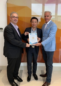 Von links nach rechts: Fabien Boschetti, Director, Global Marketing Automotive Refinish Coatings Solutions, Patrick Zhao, Senior Vice President, Coatings Solutions Asia Pacific, und Chris Titmarsh, Senior Vice President, Automotive Refinish Coatings Solutions EMEA, präsentieren BASFs globale Branchenpartnerschaft mit WorldSkills.