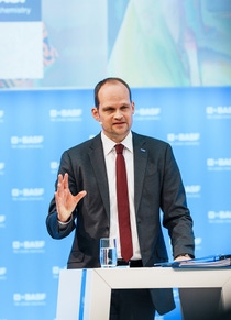 Annual Press Conference for the full year 2023, Dr. Dirk Elvermann, Chief Financial Officer .  Photo: BASF SE Annual Press Conference for the full year 2023, Dr. Dirk Elvermann, Chief Financial Officer .  Photo: BASF SE